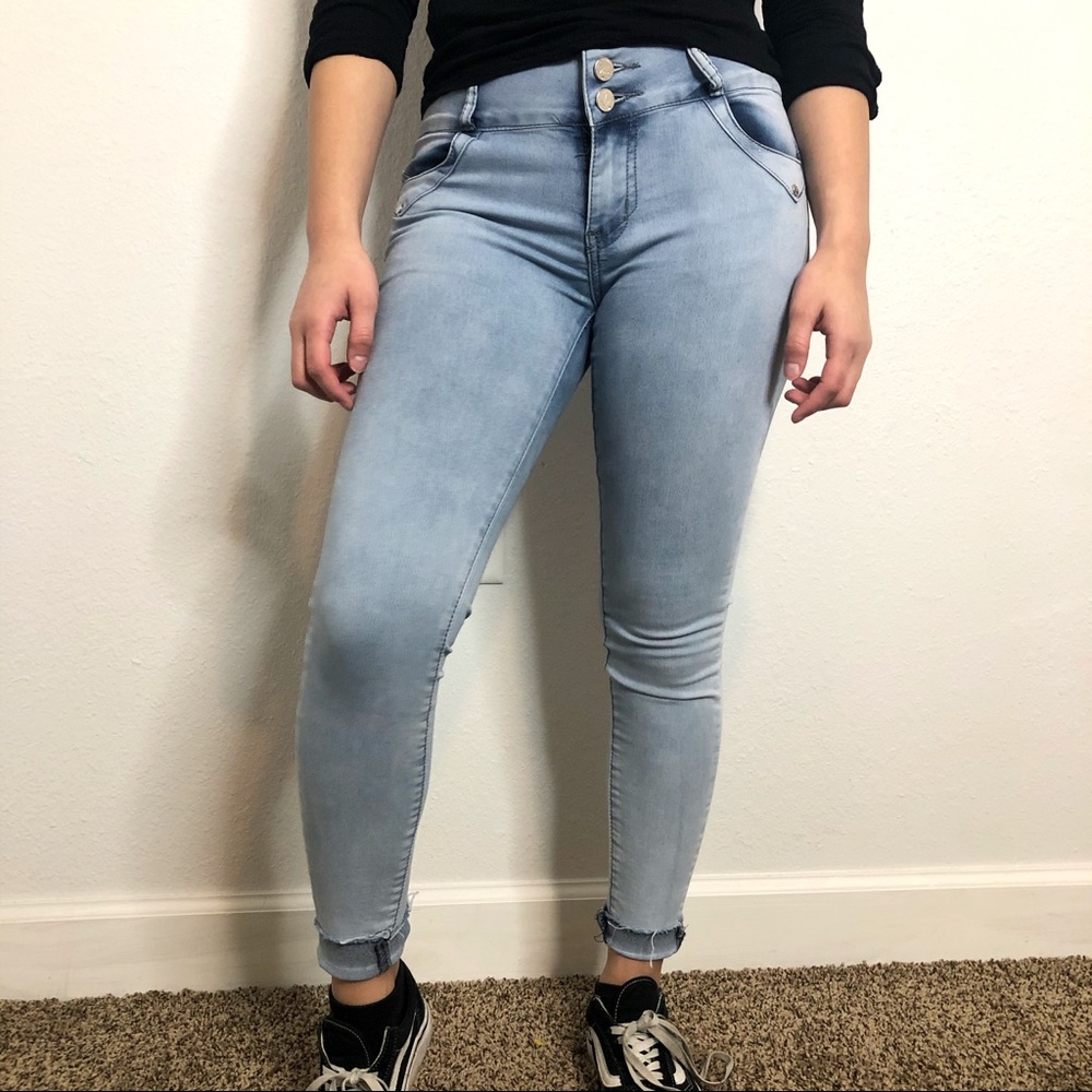 🥳 Vior butt lifting light washed skinny jeans